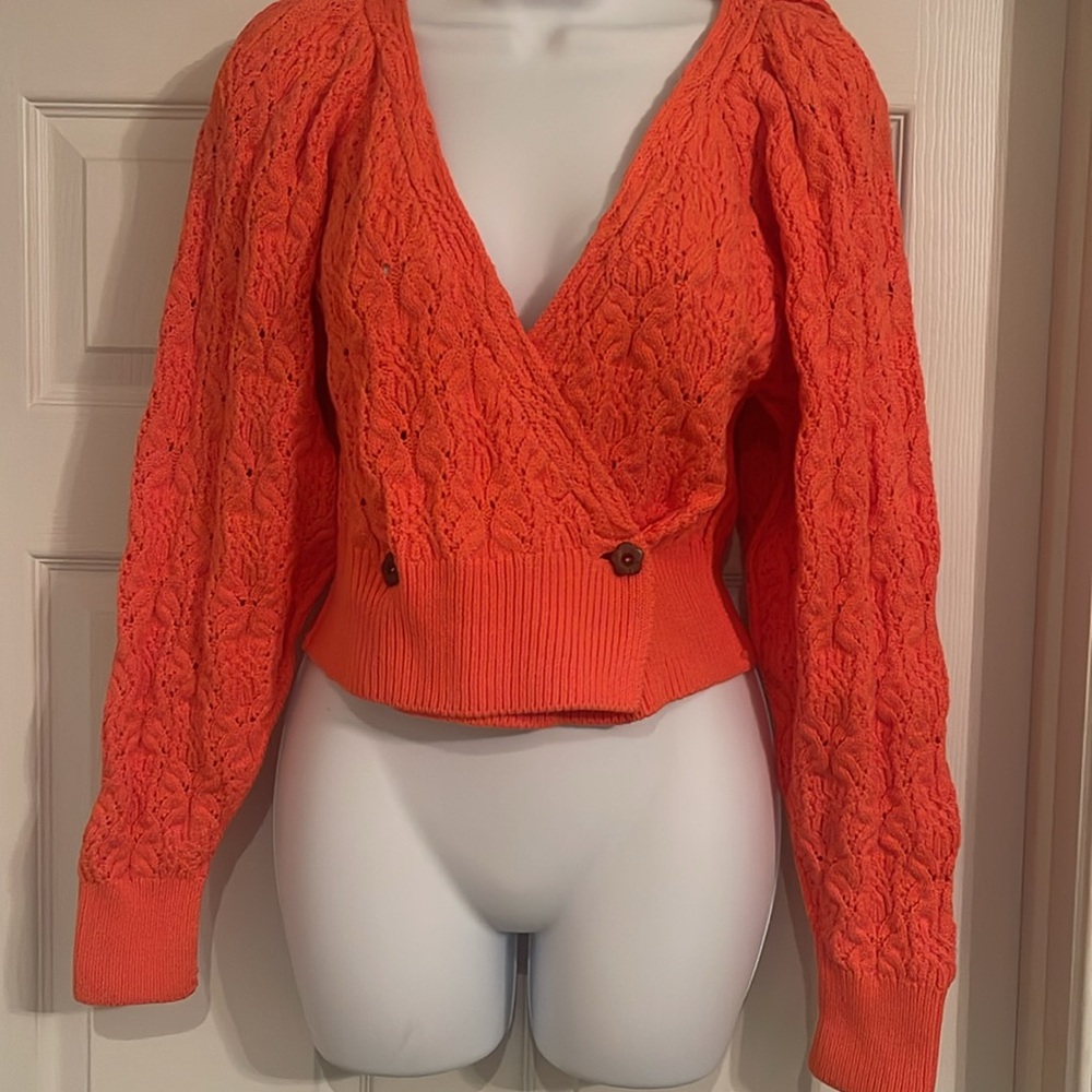 Free People shrug. Tag color labeled incorrectly as pink. It’s orange. 🙄